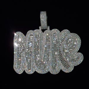 Colgante de letra de moissanita D/VVS personalizado, hecho a mano, con diamante baguette esmaltado, acabado en plata 925 y oro, joyería única de hip hop para él.