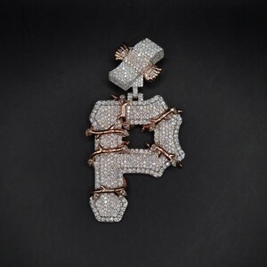 Colgante con inicial P helada, hecho a mano, estilo hip hop, con letra brillante y alambre de púas de oro rosa, joyería urbana de rap, regalo para él y para ella.
