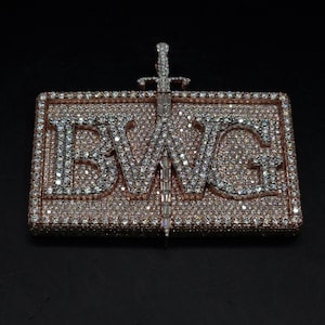 Colgante de letra de moissanita D/VVS personalizado, hecho a mano, con espada, dije de diamante redondo con acabado helado, plata 925, joyería única de hip hop para él.