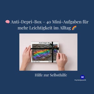 Pode incluir: Uma caixa branca com o texto "Anti-Depri-Box" e uma imagem de arco-íris, amarrada com uma fita preta. A caixa é segurada por duas mãos. O texto "40 Mini-Aufgaben für mehr Leichtigkeit im Alltag" está acima.