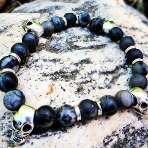 Bransoletka z czarnych i szarych koralików z agatu z tybetańskimi srebrnymi czaszkami