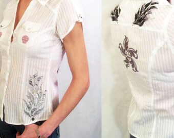White Artisan Trimmed Button-Up Short Sleeve Camp Shirt w/ Skulls Sz S