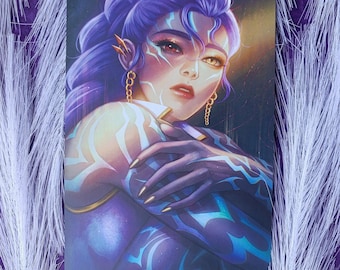 Pode incluir: Uma impressão de arte fantástica com uma mulher de cabelo roxo e intrincadas marcas corporais azuis e brancas. Ela usa brincos de ouro e tem uma expressão serena. A obra de arte é definida contra um fundo suave e desfocado.