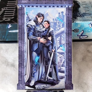 Può includere: Supporto in acrilico con un'illustrazione fantasy di una coppia in armatura blu, ambientata sullo sfondo di un castello innevato. L'opera d'arte include un lupo bianco e una spada. Il supporto ha un bordo a forma di castello e una base circolare.