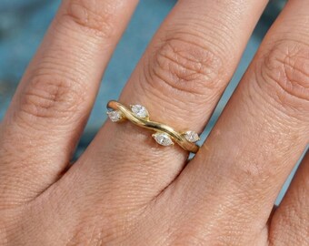 Anillo de compromiso Art Déco con diseño floral de hojas y moissanita de talla marquesa en oro amarillo de 14 quilates.