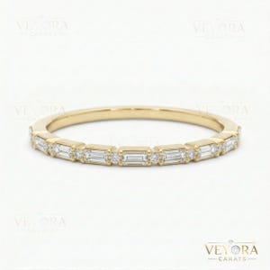 Könnte beinhalten: Drei Keramikbecher mit cremefarbener, gesprenkelter Glasur. Jeder Becher zeigt ein handgemaltes Blumenmuster in Blau-, Grün- und Gelbtönen. Die Becher haben eine schlichte, runde Form und einen bequemen Henkel.