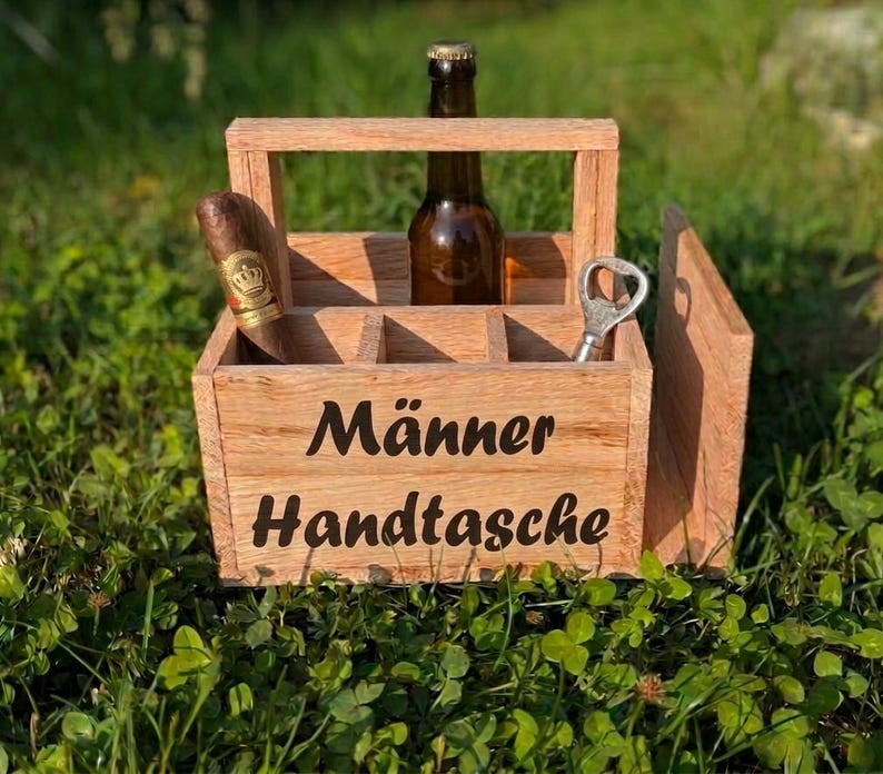 Op de afbeelding: Een witte keramische mok met een zwart handvat en de tekst "But First, Coffee" in een zwarte, vette letter. De mok staat op een wit oppervlak. De mok is 10 cm hoog.