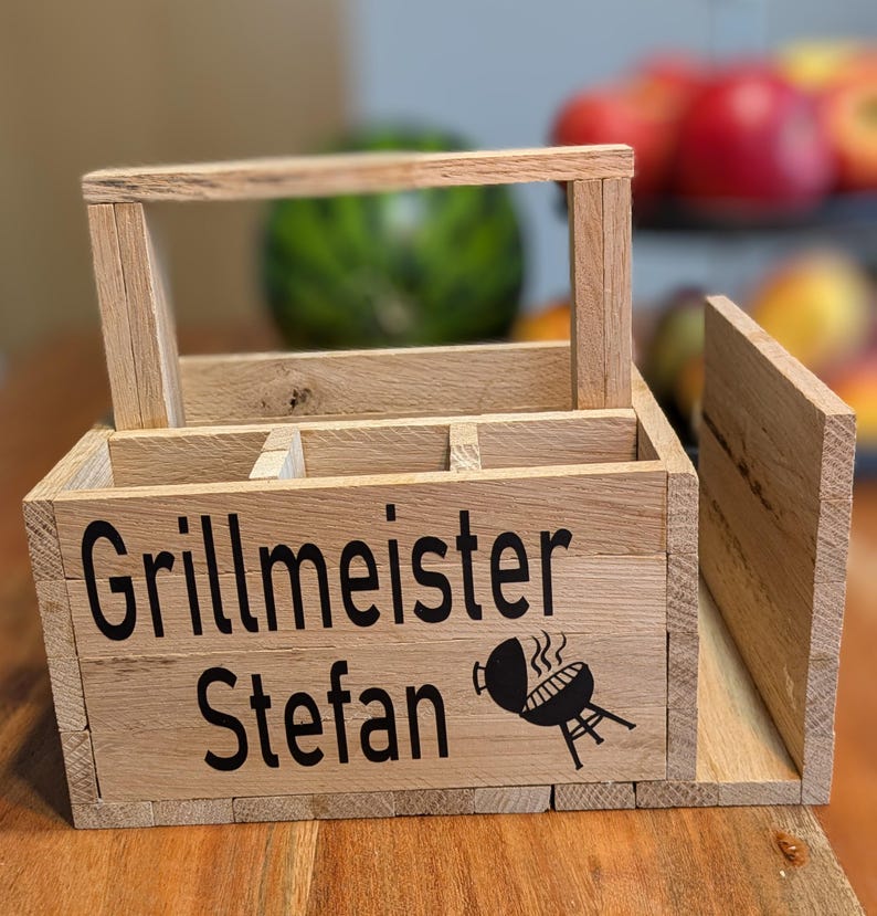 Op de afbeelding: Een set van drie keramische mokken met een gespikkelde, matte afwerking. De mokken zijn in de tinten cr&egrave;me, lichtgrijs en donkergrijs. Elke mok heeft een eenvoudig, minimalistisch ontwerp, perfect voor koffie of thee.