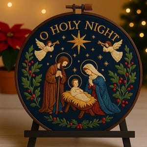 Op de afbeelding: Geborduurde kerstscène in een donkerblauwe hoepel, met de Heilige Familie, engelen en de tekst "O Holy Night". Het kunstwerk wordt tentoongesteld op een kleine ezel, met een poinsettia en een kerstboom op de achtergrond.