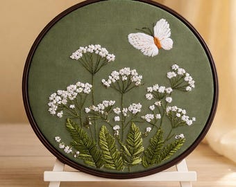 Kit de bordado botánico para principiantes, kit de bordado de flores silvestres blancas y mariposas, kit de bordado floral, regalo de arte mural natural.