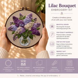 Op de afbeelding: Borduurpakket met een ontwerp van een seringenboeket. De kit bevat voorgesorteerde garens, voorgedrukte stof, naalden en instructies. De tekst op de afbeelding luidt "Lilac Bouquet Embroidery Kit".