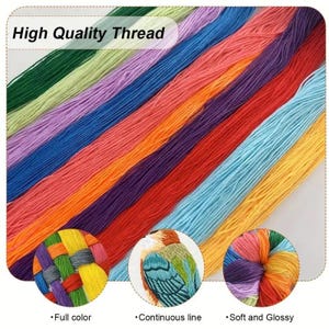 Op de afbeelding: Een verzameling kleurrijke borduurgarens in verschillende tinten, waaronder groen, paars, blauw, oranje en rood. De afbeelding bevat de tekst "High Quality Thread" en close-ups van borduurvoorbeelden. De afbeelding bevat ook de tekst "Full color", "Continuous line" en "Soft and Glossy".