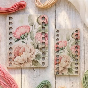 Peut inclure: Deux cartons à aiguilles en bois avec des motifs floraux. Le plus grand est rectangulaire avec une série de trous sur un côté. Le plus petit est également rectangulaire avec des trous. Motifs de pivoines et de feuilles.