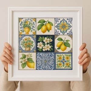 Puede incluir: Un marco blanco cuadrado que contiene una cuadr&iacute;cula de nueve azulejos decorativos. Los azulejos presentan ilustraciones de limones amarillos, hojas verdes, flores blancas y complejos patrones geom&eacute;tricos o florales en azul y blanco sobre un fondo texturizado.