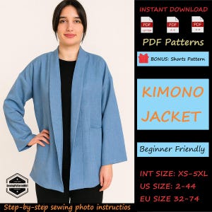 Może przedstawiać: Jasnoniebieska kurtka kimono z szerokimi rękawami i luźnym krojem. Obraz zawiera tekst z napisami "PDF Patterns", "KIMONO JACKET" i "Beginner Friendly". Kurtka ma dwie przednie kieszenie i jest noszona na czarnym topie.