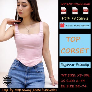 Op de afbeelding: Een lichtroze corset top met een vierkante halslijn. De afbeelding bevat tekst met de tekst "PDF Patterns", "Top Corset" en "Beginner Friendly". De maatvoering is XS-5XL, US maat 2-44 en EU maat 32-74. De afbeelding zegt ook "Step-by-step sewing photo instructions".