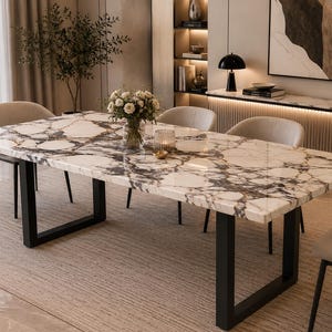 Mesa de comedor rectangular Calacatta, lujosa, de mármol, con base de hierro, ideal para cafeterías y decoración moderna de pasillos y restaurantes.