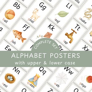 Op de afbeelding: Alfabetposters met hoofdletters en kleine letters. Elke kaart toont een aquarelillustratie van een object dat begint met de bijbehorende letter, zoals een bal, vis en geit. De tekst "COMPLETE SET" is ook zichtbaar.