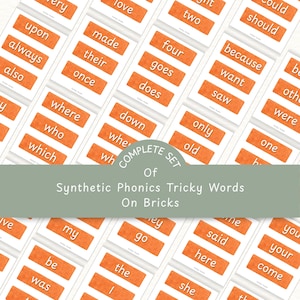 Puede incluir: Un conjunto de tarjetas rectangulares naranjas con texto blanco, que presentan palabras de uso frecuente para la lectura temprana. Las tarjetas están dispuestas en un patrón de cuadrícula. El texto "COMPLETE SET Of Synthetic Phonics Tricky Words On Bricks" está presente.