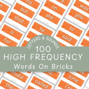 Op de afbeelding: Educatieve flashcards met veelvoorkomende woorden gedrukt op oranje baksteen-vormige kaarten. De kaarten zijn gerangschikt op een witte achtergrond. De tekst "100 High Frequency Words On Bricks" staat op een groene banner.