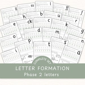 Pode incluir: Um conjunto de folhas de trabalho de formação de letras para as letras da Fase 2. Cada folha de trabalho apresenta uma letra com linhas tracejadas para traçar e praticar a escrita. As letras são: s, a, t, p, i, n, m, d, g, o, c, k, e, u, b, f, r, l, h, e ss.