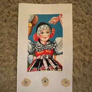 Illustrazione di copertina del libro di bambola di carta ritagliata della ragazza cecoslovacca di Kyjov, pezzo di carta da collezione dell'artista