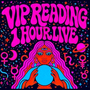 Puede incluir: Ilustración psicodélica con el texto "VIP READING 1 HOUR LIVE" en letras rosas de burbujas. Una mujer con cabello rosa y un tercer ojo sostiene una bola de cristal azul. El fondo es azul oscuro con estrellas, planetas y símbolos astrológicos.