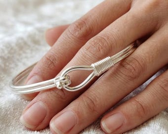 Pulsera de nudo de plata hecha a mano, brazalete envuelto en alambre, joyería moderna y elegante.