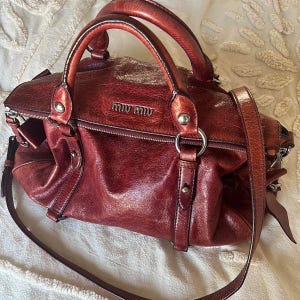 Burgund: Miu Miu Vitello Lux in Burgund mit silberner Hardware und abnehmbarem Schultergurt