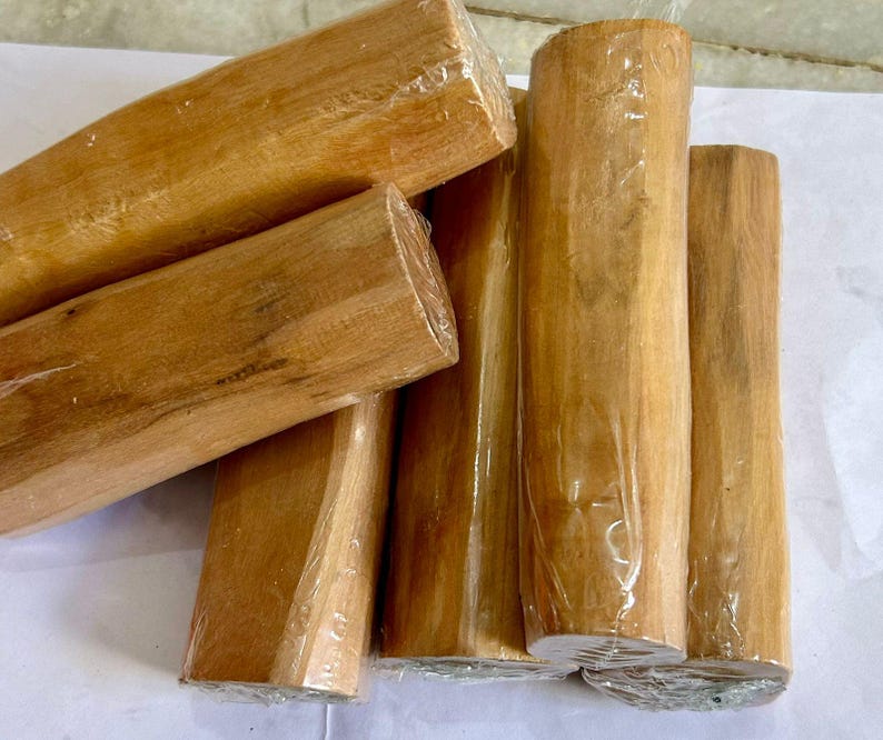 Pu&ograve; includere: Una collezione di tronchi di legno marrone chiaro, avvolti in plastica trasparente. I tronchi hanno una venatura naturale e sono disposti in modo leggermente sovrapposto. Le estremit&agrave; dei tronchi sono tagliate ad angolo, rivelando la consistenza del legno.