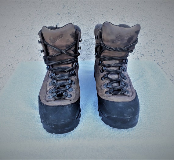 walking boots size 10