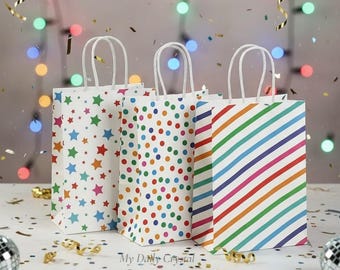 Paquete de 12 bolsas de regalo coloridas para fiestas con estrellas, puntos y rayas arcoíris de 8 pulgadas. Bolsas para recuerdos de cumpleaños infantiles My Daily Crystal.
