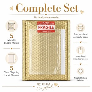 Op de afbeelding: Een gouden metallic bubbelenvelop met een doorzichtig plastic verzendlabelhoesje aan de voorzijde en een rode rechthoekige sticker met de witte tekst PLEASE HANDLE WITH CARE FRAGILE THANK YOU in het midden aan de bovenkant.