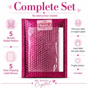 Op de afbeelding: Een metallic magenta bubbelenvelop met een doorzichtig verzendlabelhoesje aan de voorzijde. Een witte sticker bovenaan bevat de tekst: PLEASE HANDLE WITH CARE FRAGILE THANK YOU. De set bevat vijf enveloppen, vijf hoezen en stickers.