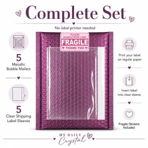 Op de afbeelding: Een metallic paarse luchtkussenenvelop met een doorzichtig plastic verzendlabelhoesje aan de voorzijde. Een rechthoekige sticker bovenaan bevat de tekst: PLEASE HANDLE WITH CARE FRAGILE THANK YOU. De set bevat vijf enveloppen en vijf hoezen.