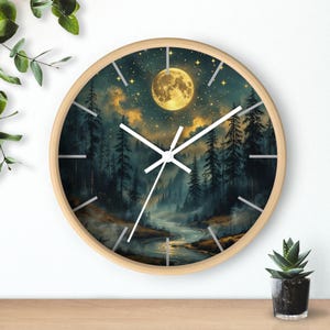 Peut inclure: Horloge murale ronde avec un cadre en bois clair. Le cadran représente une scène de forêt nocturne avec une pleine lune, des étoiles et une rivière. Aiguilles et marqueurs blancs. Un élément décoratif pour toute pièce, environ 30 cm de diamètre.