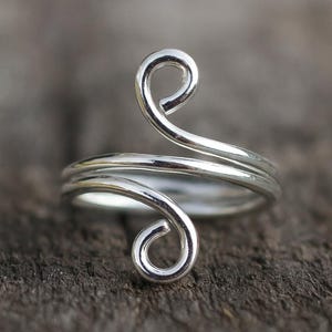 Anillo de plata de ley con espiral: alambre ajustable estilo bohemio hecho a mano