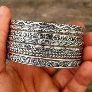 Set med 7 stapelbara armband i sterlingsilver, mönstrade blommiga armband, boho texturerat armbandsset