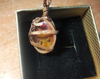 Cobre con resina, flor de Leandro y oro en el interior.