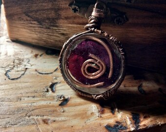 Cobre con resina, flor de rosa y espiral de cobre.