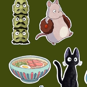 K&ouml;nnte beinhalten: Eine Sammlung von Aufklebern mit Cartoon-Illustrationen. Enth&auml;lt einen Stapel gr&uuml;ngesichtiger Charaktere, eine hellbraune Maus, die einen Keks h&auml;lt, eine Sch&uuml;ssel Ramen und eine schwarze Katze mit gro&szlig;en Augen. Der Hintergrund ist einfarbig olivgr&uuml;n.