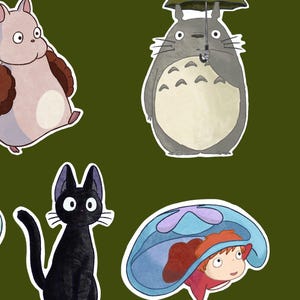 K&ouml;nnte beinhalten: Eine Sammlung von Cartoon-Aufklebern mit Charakteren aus einem beliebten Animationsfilm. Die Aufkleber zeigen ein gro&szlig;es graues Wesen mit einem Regenschirm, eine schwarze Katze, ein kleines M&auml;dchen und ein hellbraunes Tier mit braunen Akzenten, alles auf gr&uuml;nem Hintergrund.