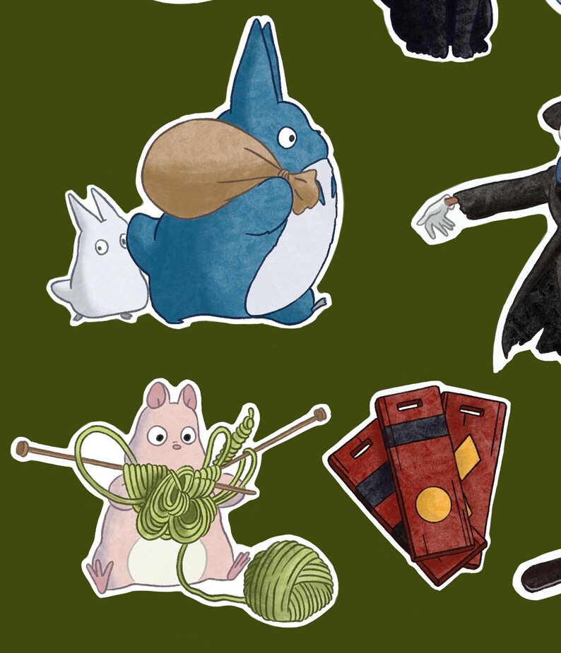 K&ouml;nnte beinhalten: Eine Sammlung von Cartoon-Aufklebern mit Charakteren aus einem beliebten Animationsfilm. Die Aufkleber zeigen ein blaues Wesen mit einer Tasche, ein wei&szlig;es Wesen, einen rosa Hamster, der mit gr&uuml;ner Wolle strickt, sowie rote und schwarze Karten.