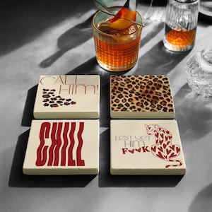 Juego de 4 posavasos de piedra natural con estampado de leopardo: posavasos de travertino con cita motivacional para una decoración de mesa elegante.