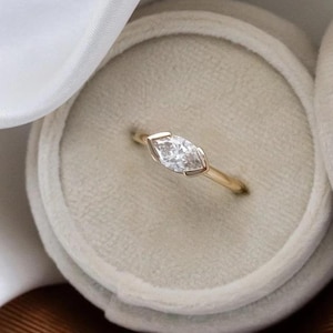 Marquise Moissaniet-verlovingsring: 14 kt geelgouden solitaire ring