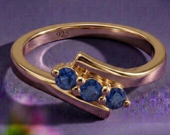 Anillo de zafiro azul, anillo de tres piedras, anillo minimalista de zafiro, anillo de piedra natal de septiembre, anillo apilable de oro, anillo de promesa para ella