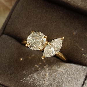 Anel de noivado de moissanita com corte redondo e marquise, anel Toi et Moi com diamante, anel de compromisso com duas pedras em ouro maciço 14K, presente delicado para mulheres