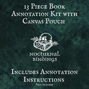 Puede incluir: Fondo verde oscuro con texto blanco. El texto dice "Kit de anotación de libros de 13 piezas con bolsa de lona". La imagen incluye una calavera sobre un libro con las palabras "Nocturnal Bindings" e "Incluye instrucciones de anotación".