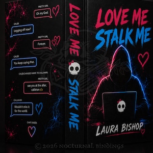 Può includere: Una copertina di libro nera intitolata Love Me Stalk Me di Laura Bishop. Il fronte mostra una figura incappucciata che usa un portatile con un adesivo a forma di teschio. Il retro mostra una conversazione in chat tra Pretty Girl e Caleb.