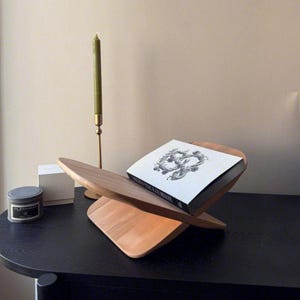 Handgemachter Buchständer aus Holz: Minimalistisches Japandi-Kochbuch